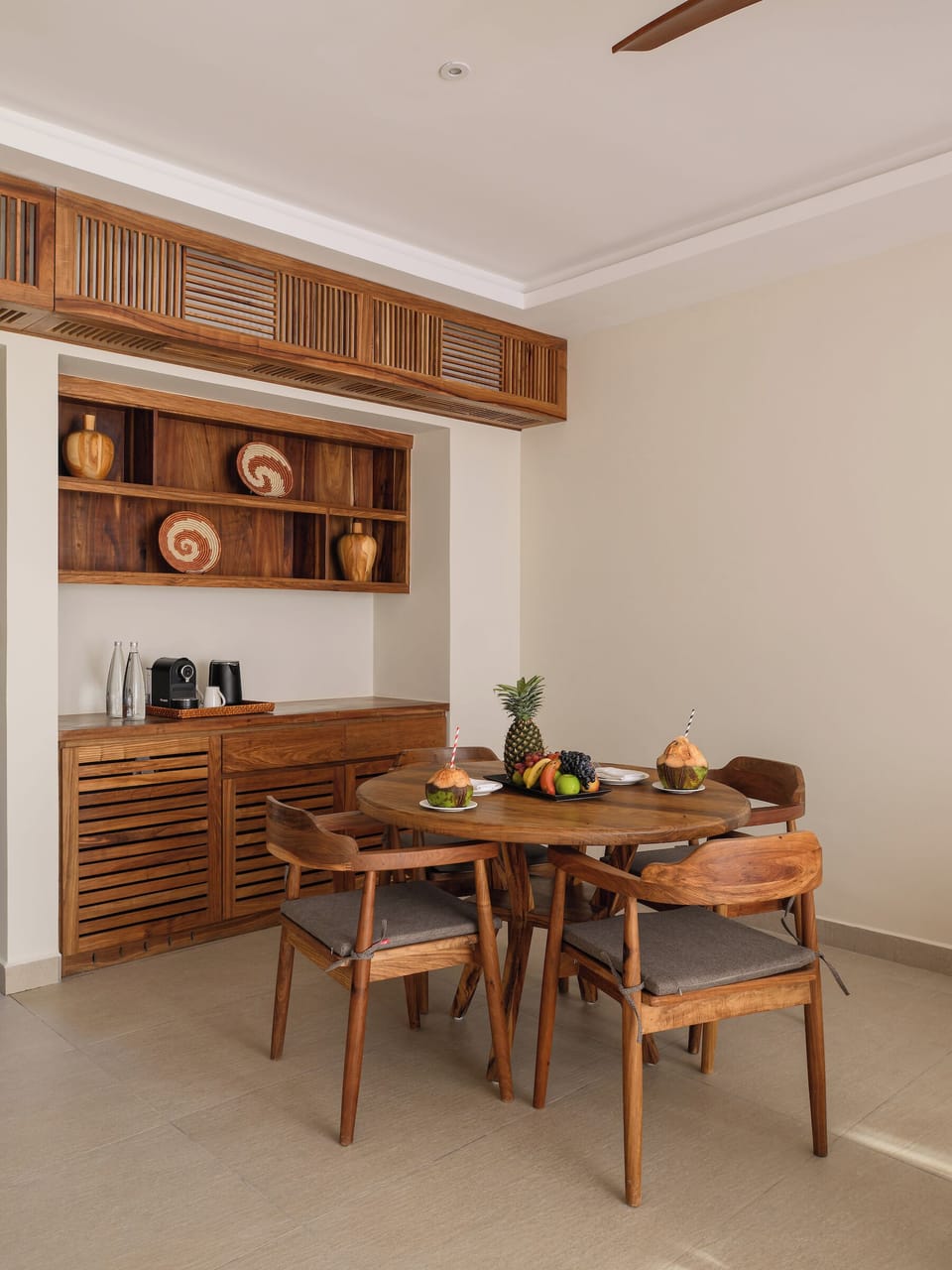 Executive Suite, 1 King Bed (Front Ocean View) | Desk, WiFi (free), bed sheets