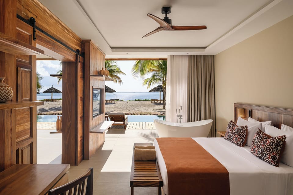 Executive Suite, 1 King Bed (Swim Up, Front Ocean View) | Desk, free WiFi, bed sheets
