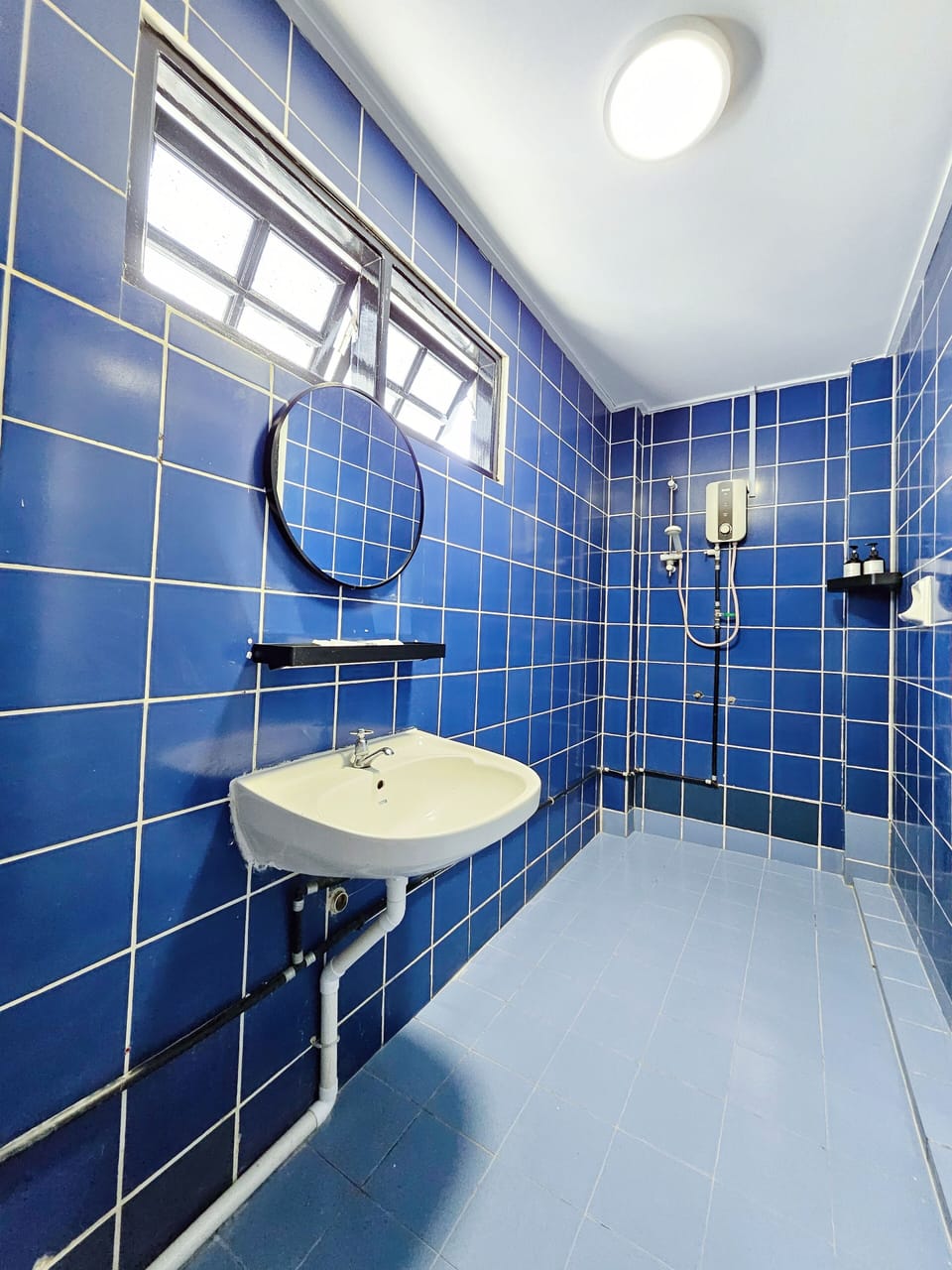 Standard Triple Room | Bathroom | Free toiletries, hair dryer, bidet, towels