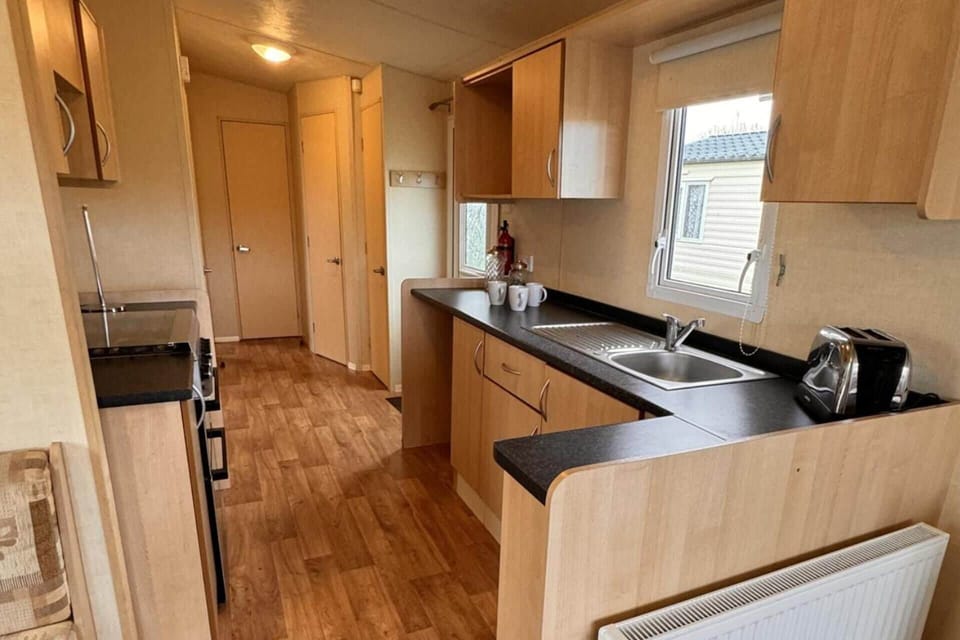 Fridge, oven, stovetop, electric kettle