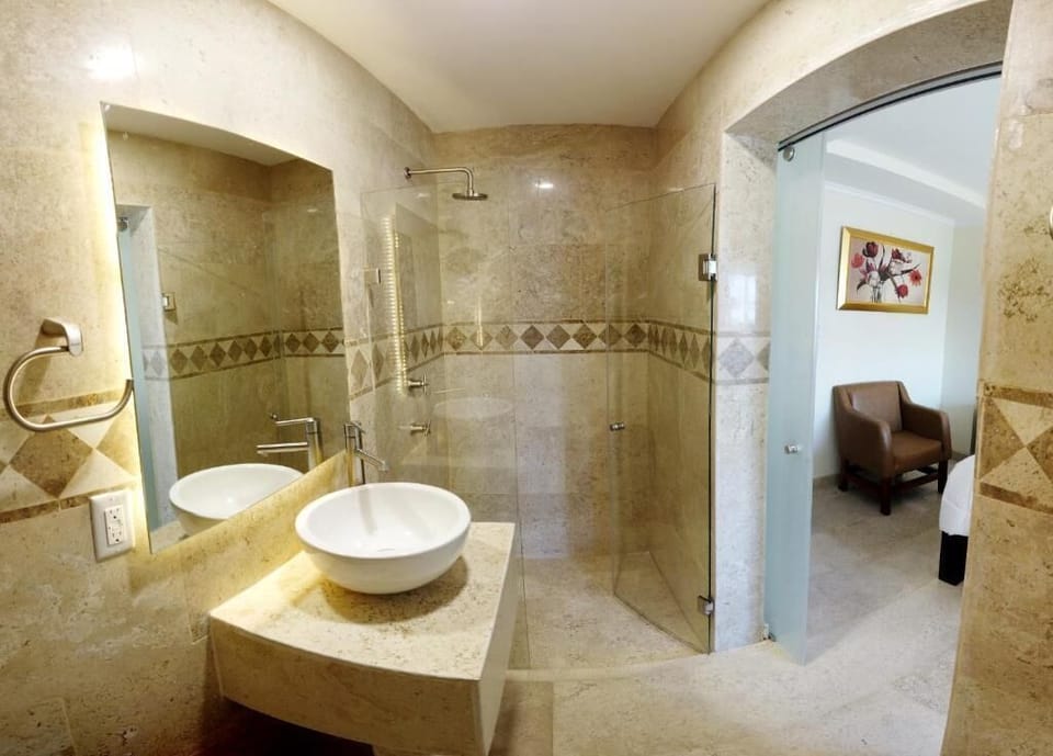 Standard Double Room, 2 Double Beds | Bathroom