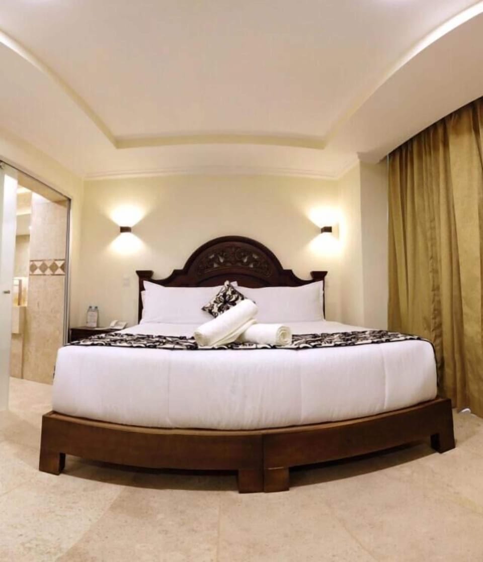 Deluxe Room | In-room safe, WiFi (free), bed sheets