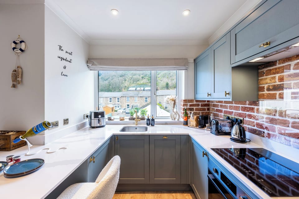 Cottage | Private kitchen | Fridge, dishwasher, electric kettle, cookware/dishes/utensils