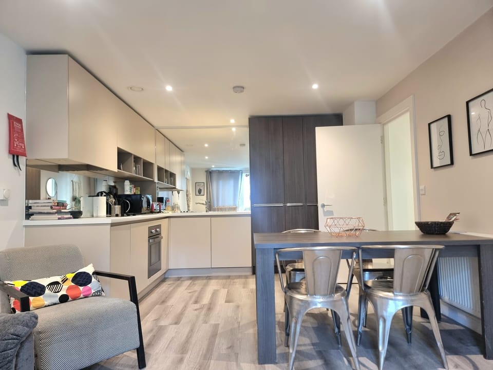 City Apartment | Private kitchen | Full-size fridge, microwave, stovetop, dishwasher