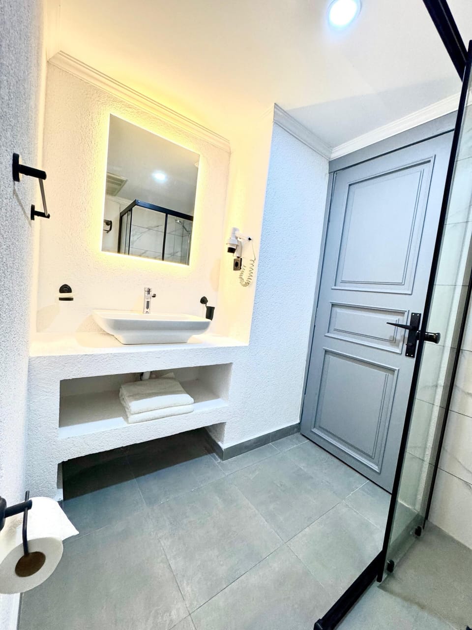 Economy Room, 1 Bedroom, Garden View, Ground Floor | Bathroom | Shower, free toiletries, hair dryer, towels