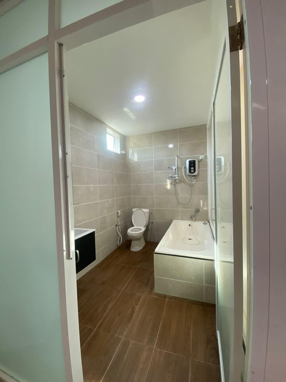 Family Suite | Bathroom | Slippers, towels