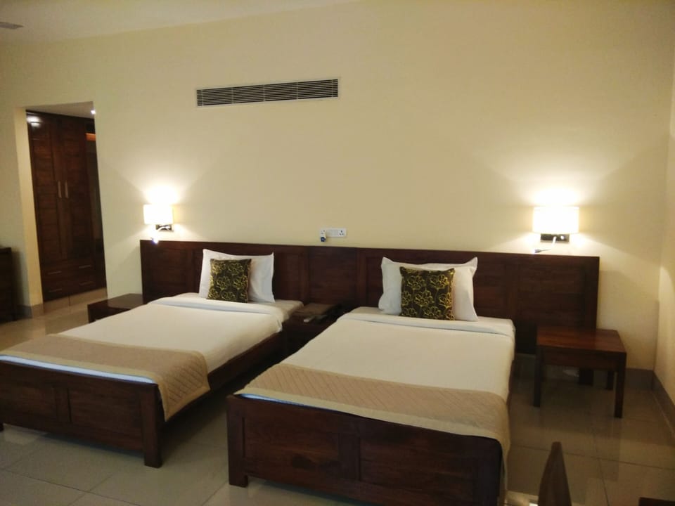 Deluxe Double or Twin Room | In-room safe, desk, laptop workspace, iron/ironing board