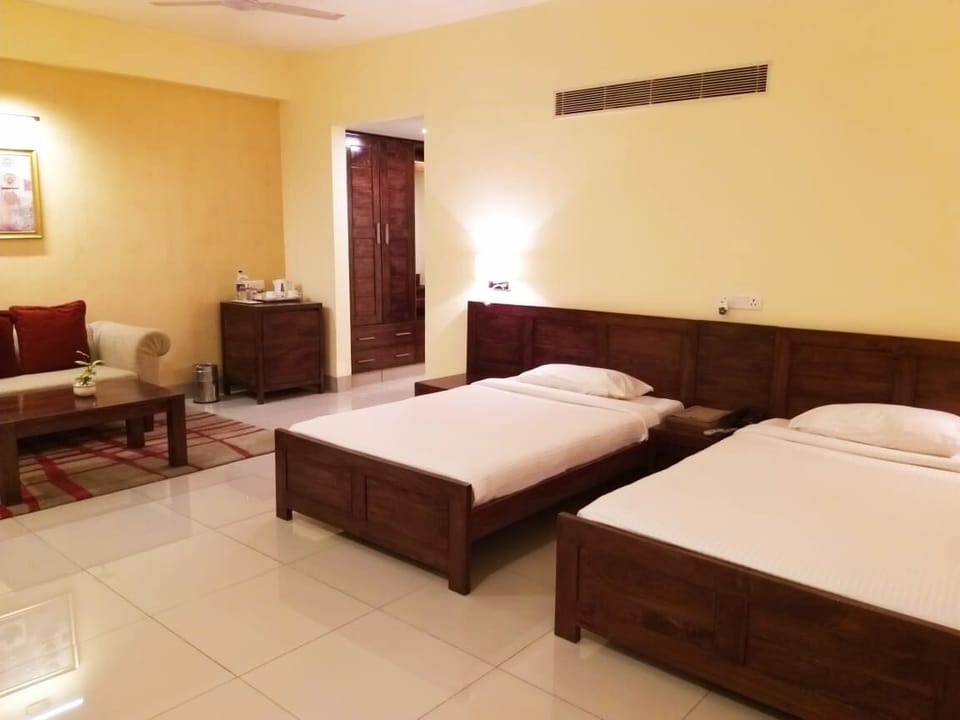 Deluxe Double or Twin Room | In-room safe, desk, laptop workspace, iron/ironing board