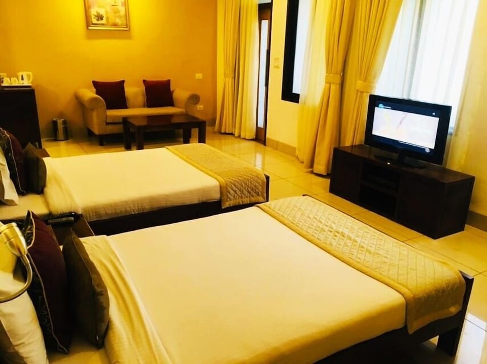 Deluxe Double or Twin Room | In-room safe, desk, laptop workspace, iron/ironing board