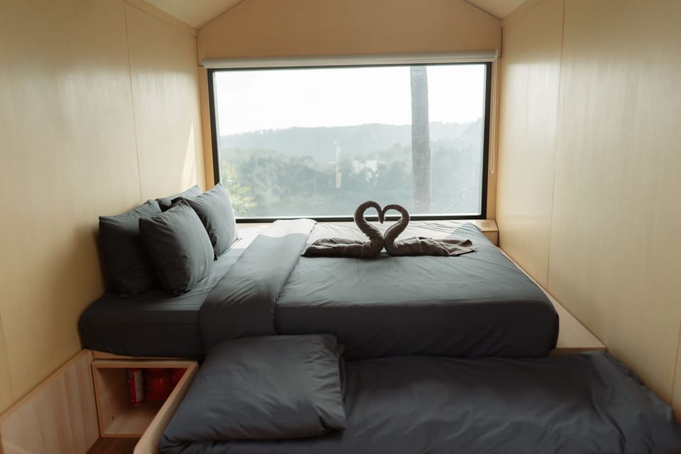 Executive Cabin | Desk, free WiFi, bed sheets