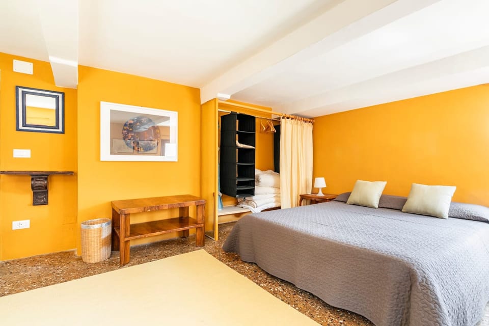 Premium Apartment | 3 bedrooms, desk, iron/ironing board, WiFi (free)