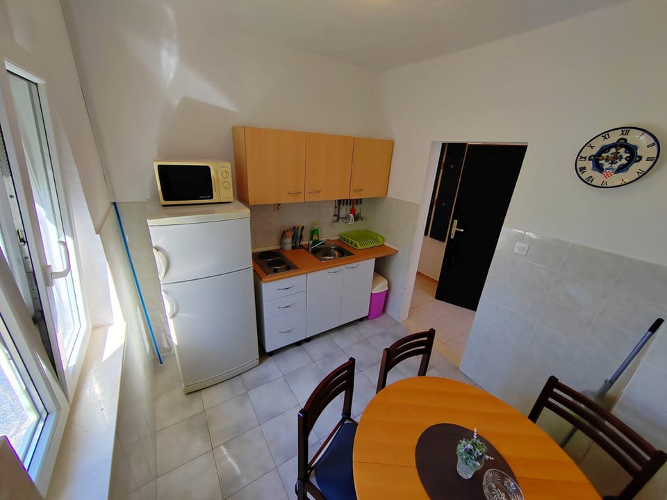 Apartment, 1 Bedroom, Balcony, Garden View | Private kitchen
