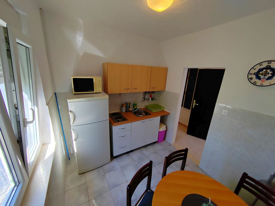 Apartment, 1 Bedroom, Balcony, Garden View | Private kitchen