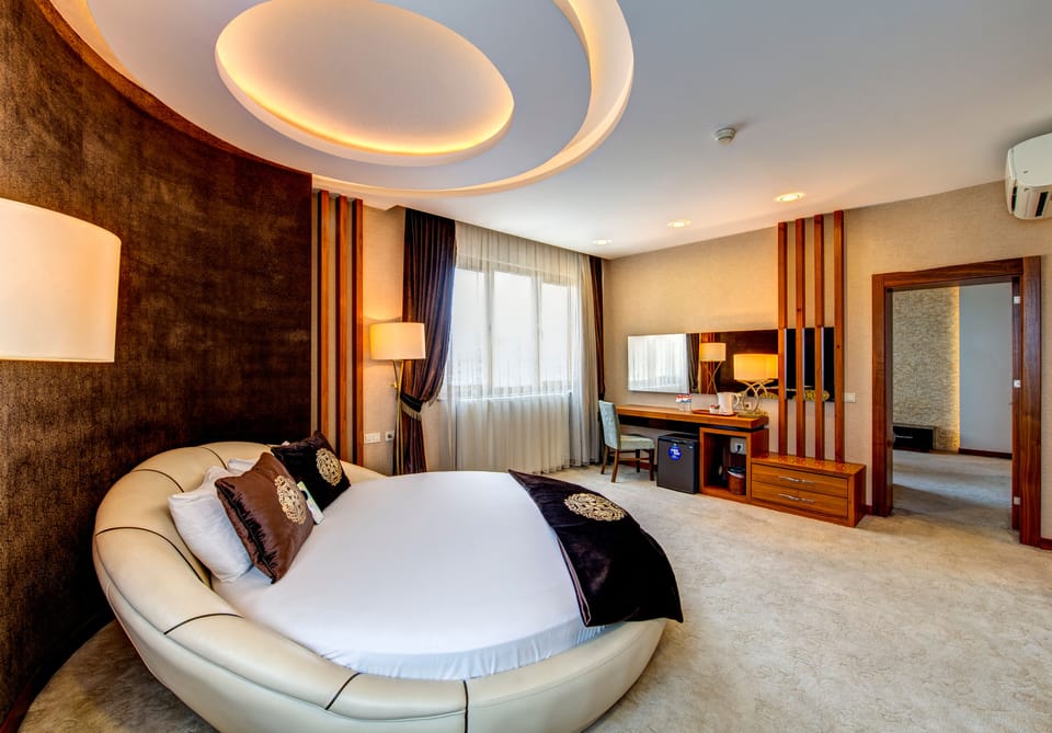 King Suite | Premium bedding, minibar, in-room safe, blackout drapes