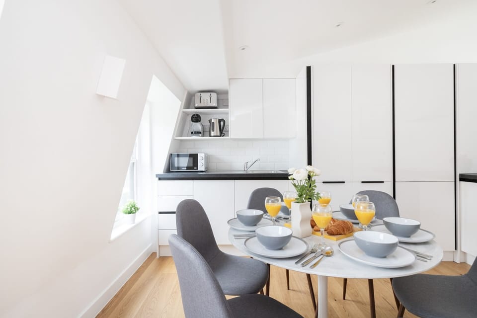 City Apartment | Private kitchen | Full-size fridge, microwave, oven, stovetop