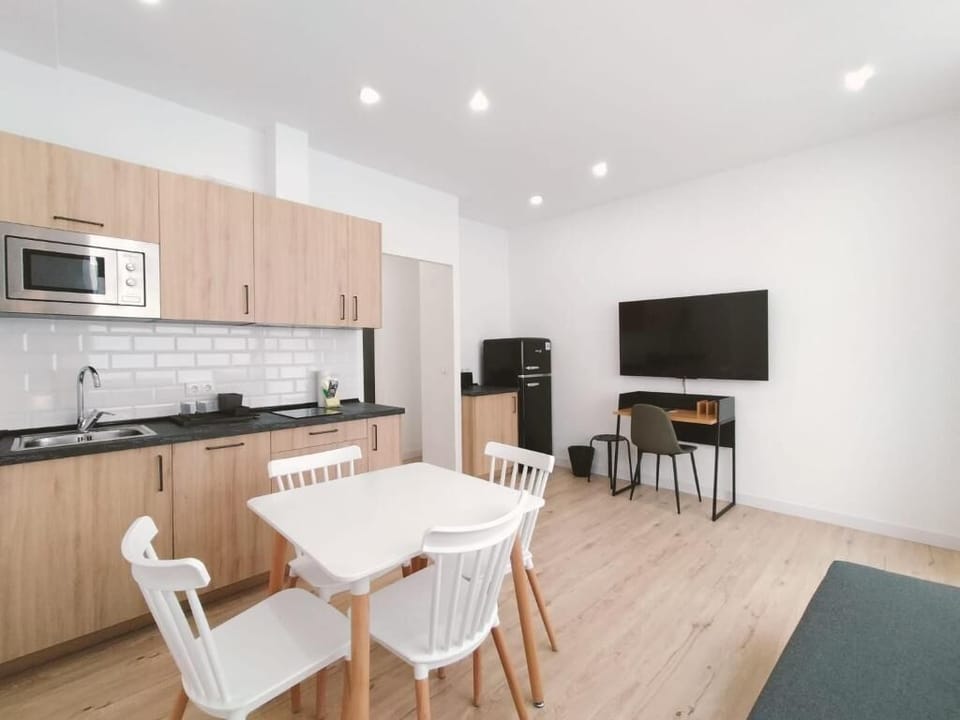 Full-size fridge, microwave, stovetop, toaster