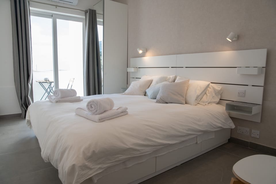 Economy Double or Twin Room | Individually decorated, individually furnished, desk, blackout drapes