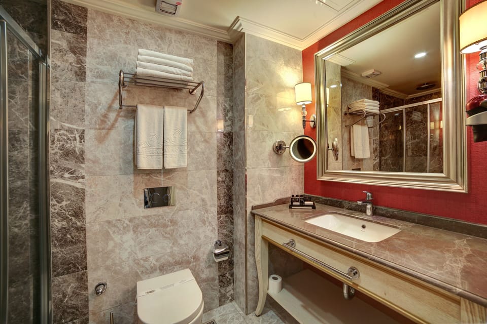 Shower, rainfall showerhead, free toiletries, hair dryer