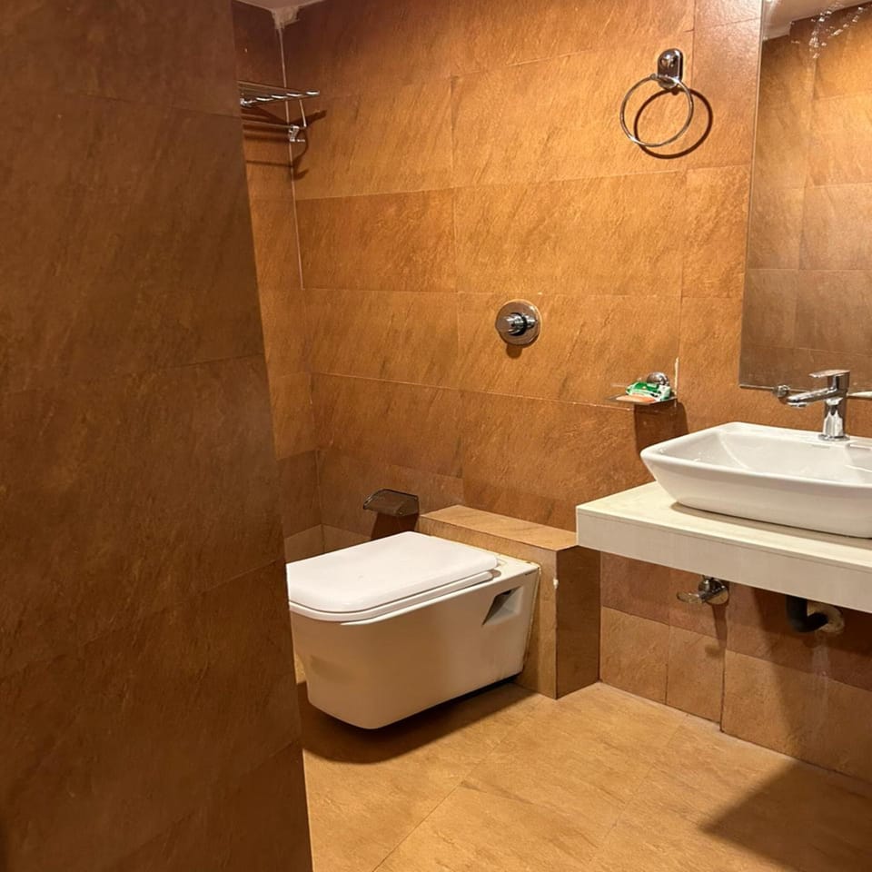 Deluxe Room | Bathroom | Free toiletries