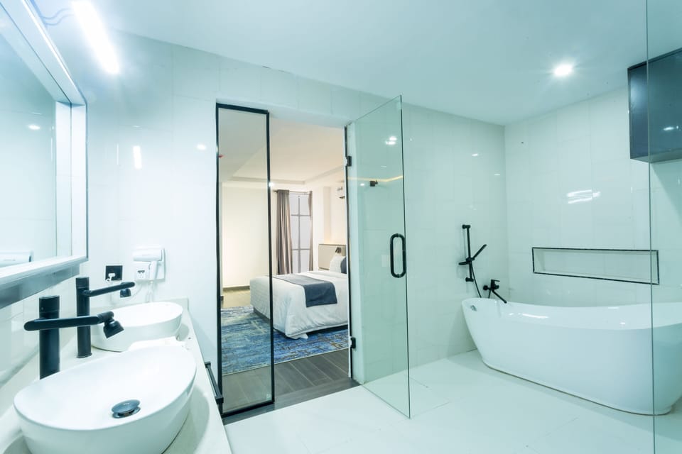 Business Room, 1 Bedroom | Bathroom | Free toiletries