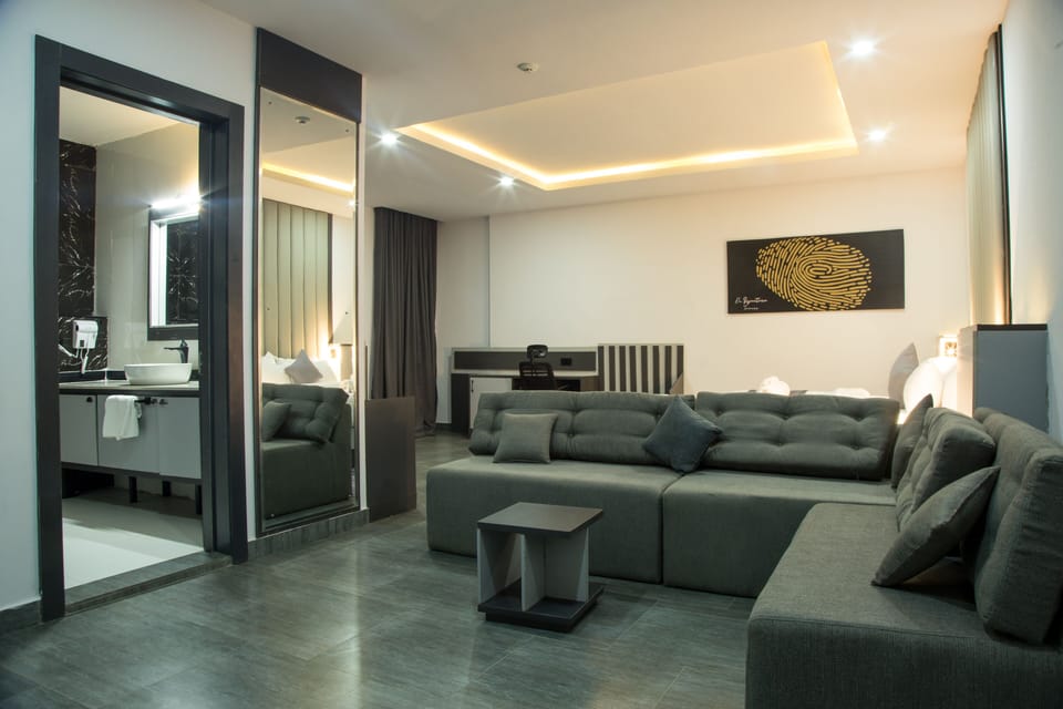 Royal Room, 1 Bedroom | Desk