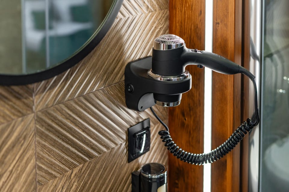 Pokoj 4-osobowy Deluxe z balkonem i widokiem na gory | Bathroom | Hair dryer, towels