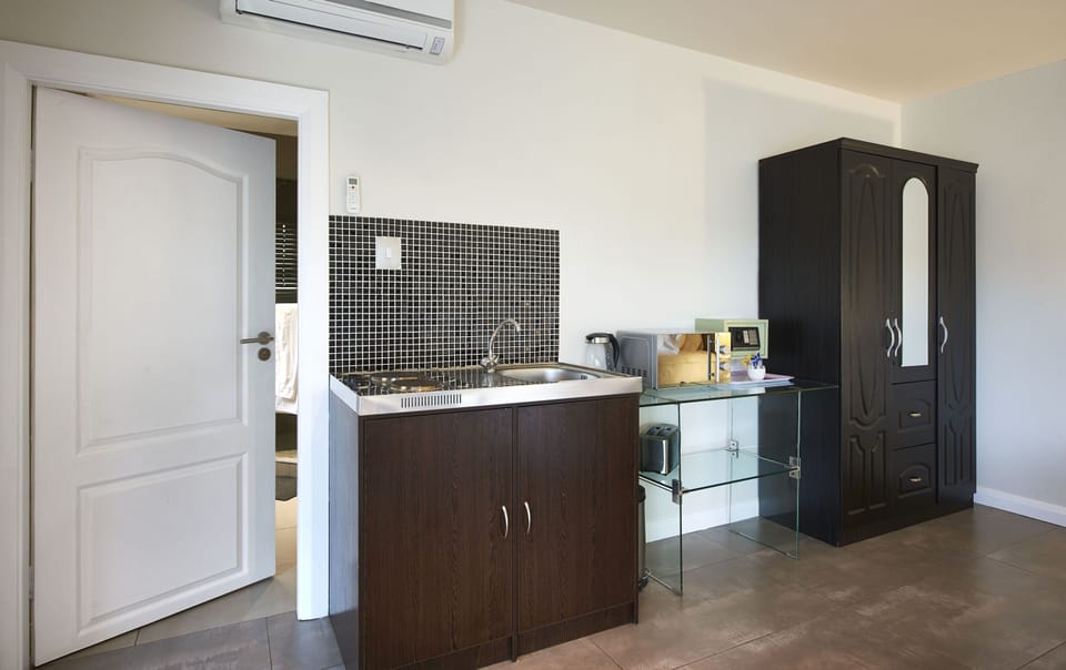 Penthouse, 1 King Bed, Garden View | Private kitchenette | Full-size fridge, microwave, oven, stovetop