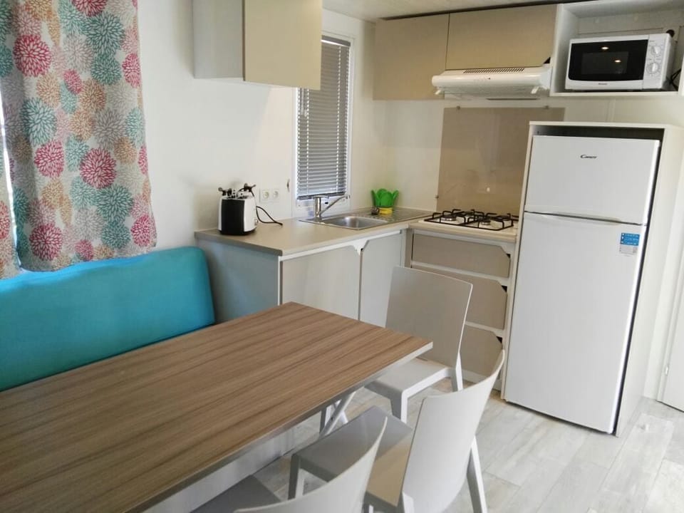 Luxury Mobile Home, 3 Bedrooms, Non Smoking, Private Bathroom | Living area | 32-inch TV with satellite channels