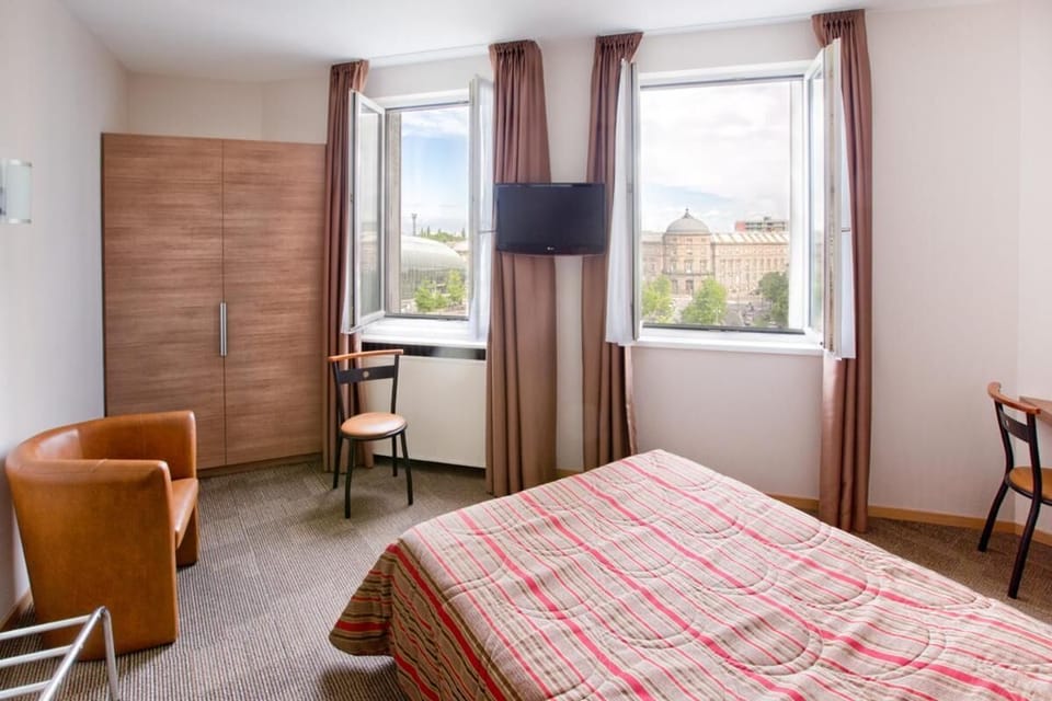 In-room safe, desk, soundproofing, iron/ironing board