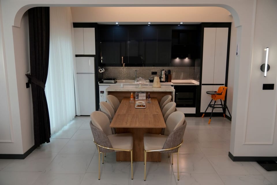 Full-size fridge, oven, stovetop, dishwasher