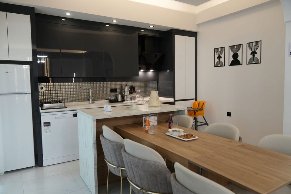 Full-size fridge, oven, stovetop, dishwasher