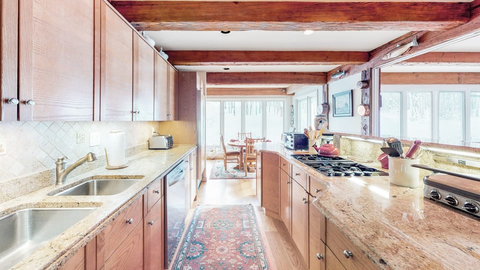 Chalet | Private kitchen | Full-size fridge, microwave, oven, stovetop