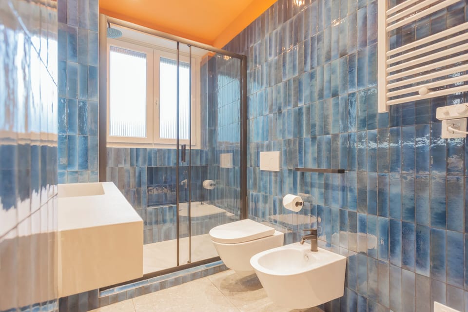 Design Triple Room, Courtyard View | Bathroom | Shower, rainfall showerhead, hair dryer, bidet