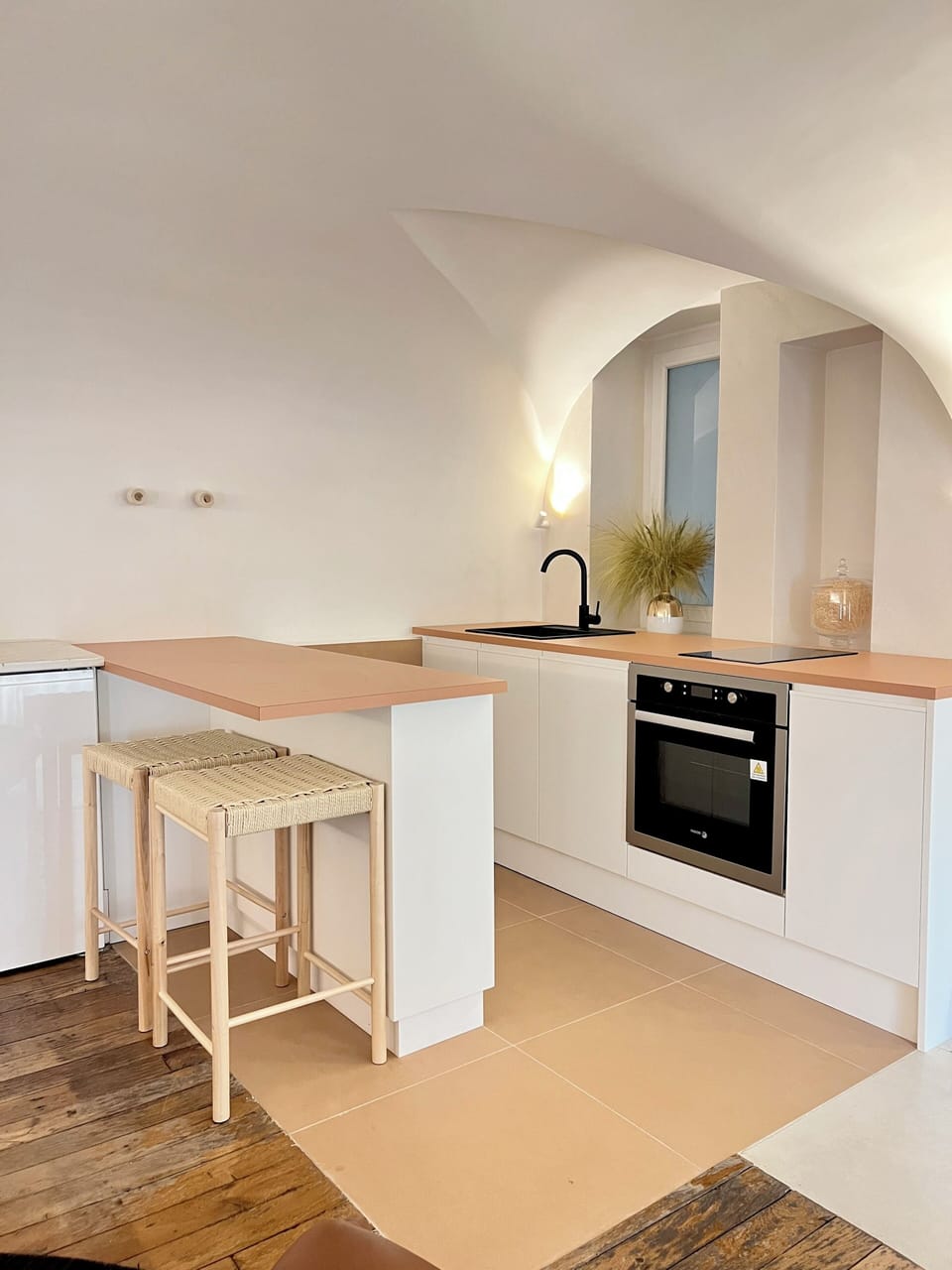 Suite Executive Confidence, 17 rue Auguste Comte, 69002 Lyon | Living area | 49-inch Smart TV with digital channels, TV