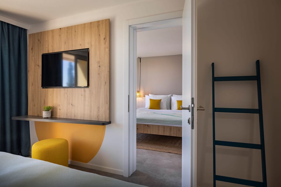 Minibar, free WiFi, bed sheets