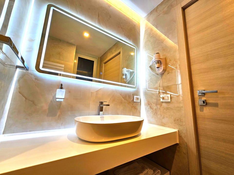 Shower, hydromassage showerhead, free toiletries, hair dryer