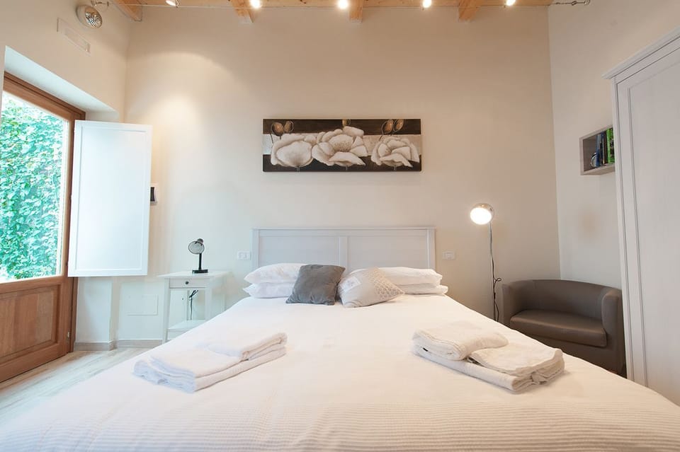 Minibar, desk, soundproofing, free WiFi