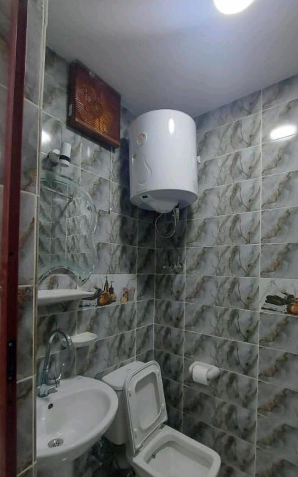 Comfort Twin Room | Bathroom | Rainfall showerhead, hair dryer, soap, shampoo