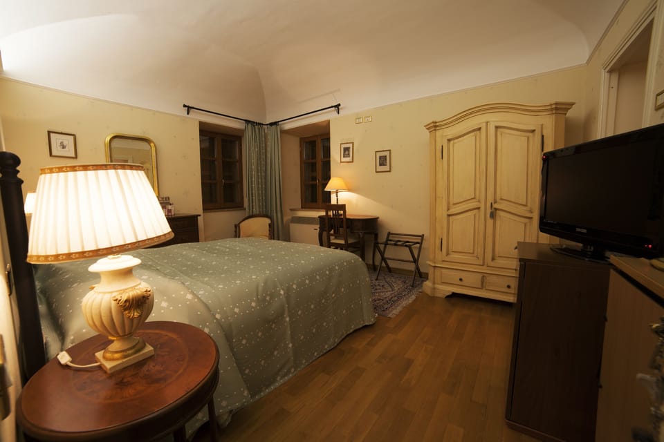 Frette Italian sheets, minibar, in-room safe, desk