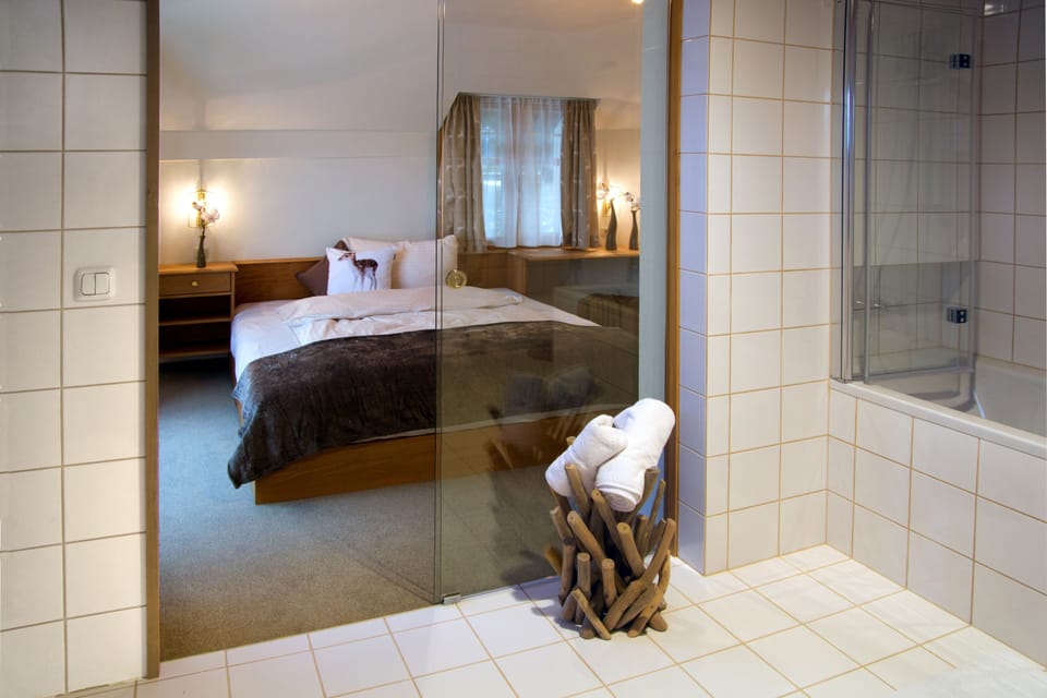 Comfort Suite, 1 Bedroom, Valley View | In-room safe, desk, free WiFi, bed sheets