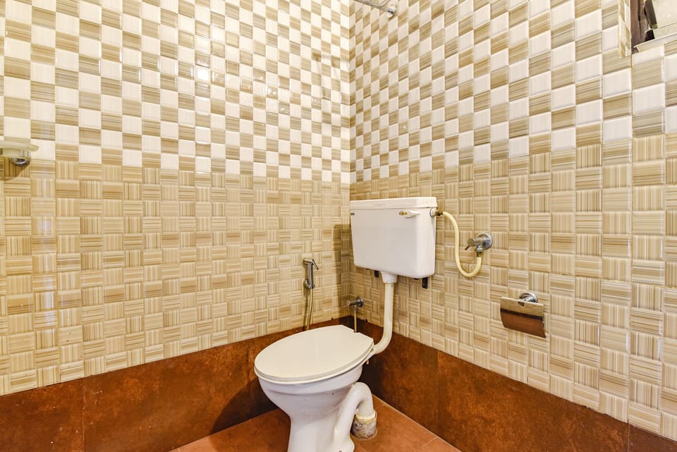 Deluxe Room | Bathroom | Shower, rainfall showerhead, free toiletries, towels