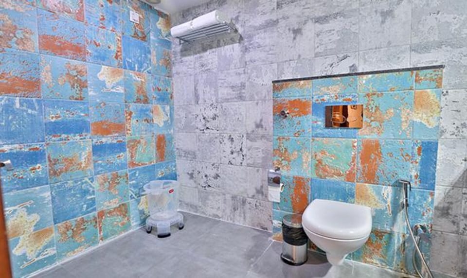 Shower, rainfall showerhead, free toiletries, towels