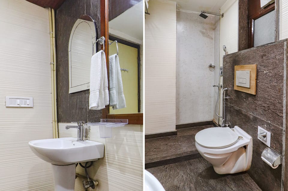Shower, rainfall showerhead, free toiletries, towels