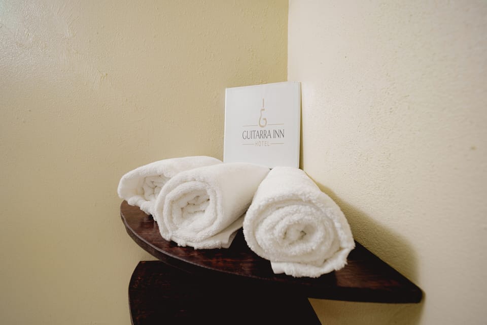 Standard Room, Multiple Beds | Bathroom