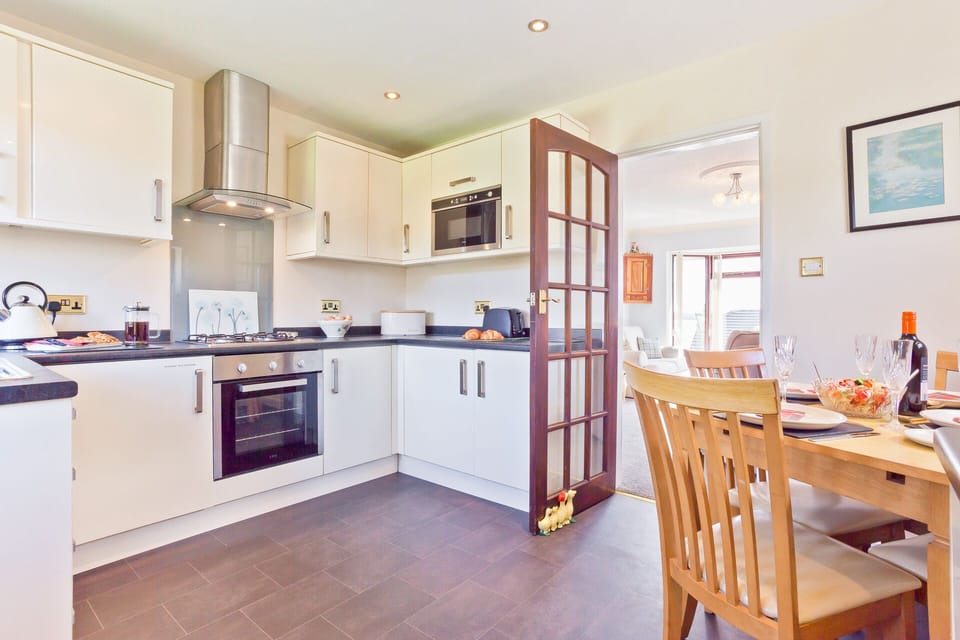 House | Private kitchen | Fridge, microwave, oven, stovetop