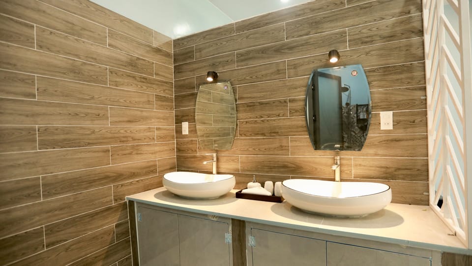 Junior Room | Bathroom | Free toiletries, hair dryer, slippers, bidet