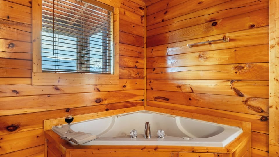 Misty Mountain by Avantstay Hot Tub, Mountain Views, Theater, Pool Table Cottage in Gatlinburg
