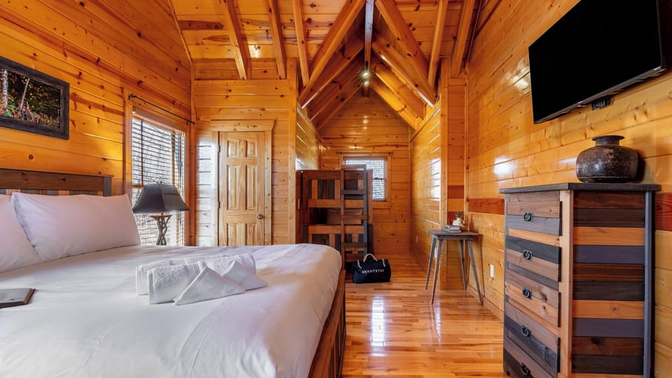 Misty Mountain by Avantstay Hot Tub, Mountain Views, Theater, Pool Table Cottage in Gatlinburg