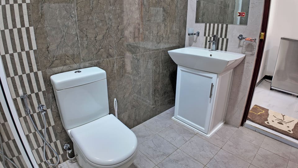Basic Double Room | Bathroom | Shower, rainfall showerhead, slippers, bidet