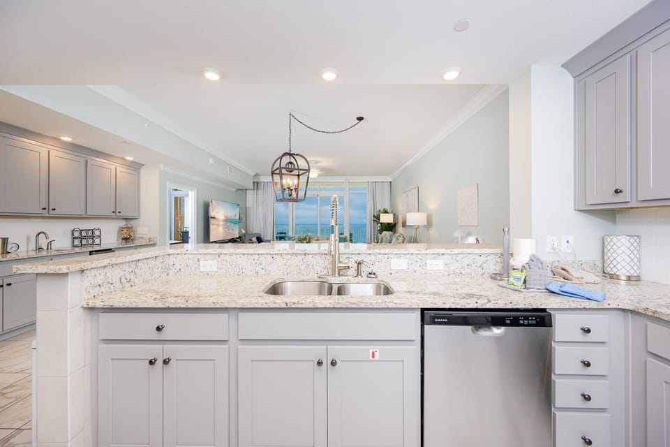 Condo, 3 Bedrooms | Private kitchen | Fridge, oven, coffee/tea maker